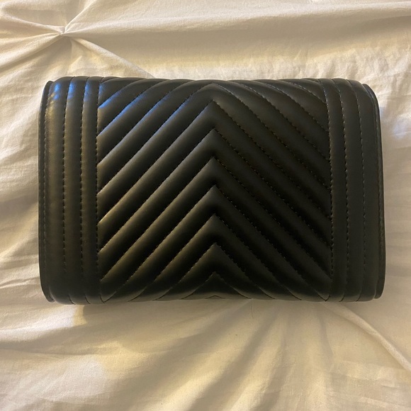 This small crossbody bag comes with a gunmetal chain. - Picture 2 of 5